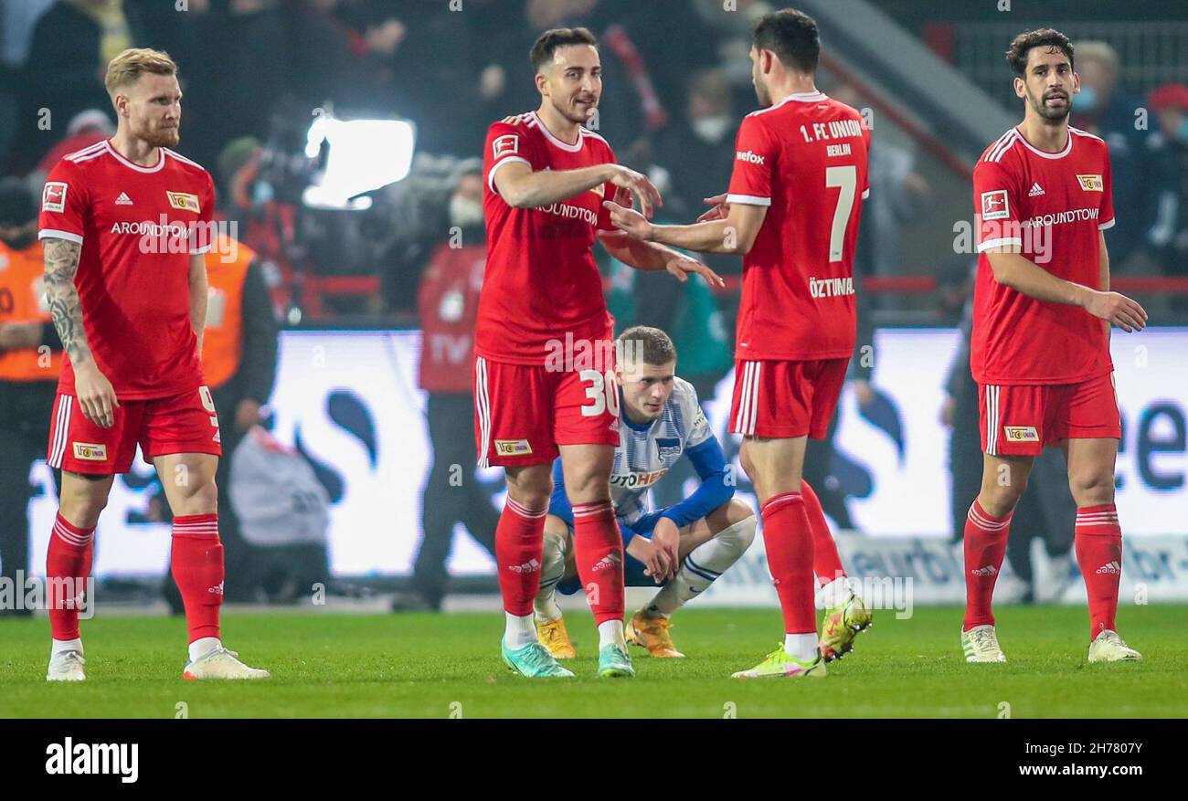 20 November 2021, Berlin: Football: Bundesliga, 1. FC Union Berlin - Hertha BSC, Matchday 12, An der Alten Försterei. Union's Andreas Voglsammer (l-r), Kevin Möhwald , Levin ztunali and Rani Khedira high-five each other after the victory. Photo: Andreas Gora/dpa - IMPORTANT NOTE: In accordance with the regulations of the DFL Deutsche Fußball Liga and/or the DFB Deutscher Fußball-Bund, it is prohibited to use or have used photographs taken in the stadium and/or of the match in the form of sequence pictures and/or video-like photo series. Stock Photo
