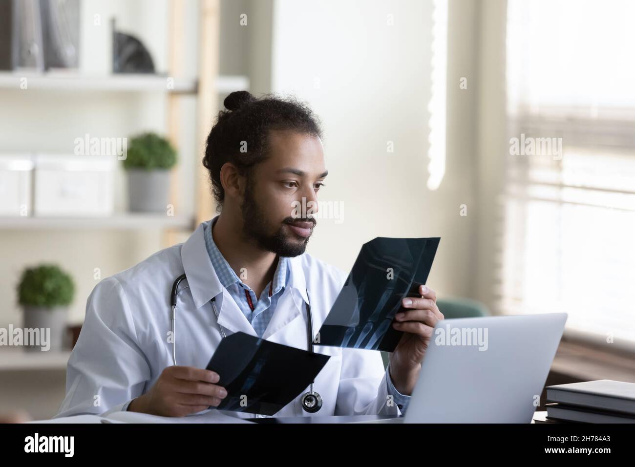 Medical exam african american hi-res stock photography and images - Alamy