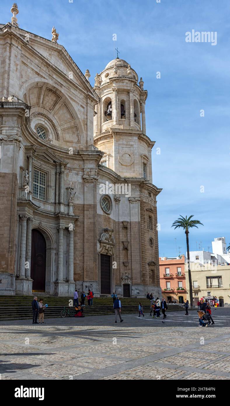 Catedral de la Santa Cruz sobre el mar y sus detalles en Cádiz, España Stock Photo