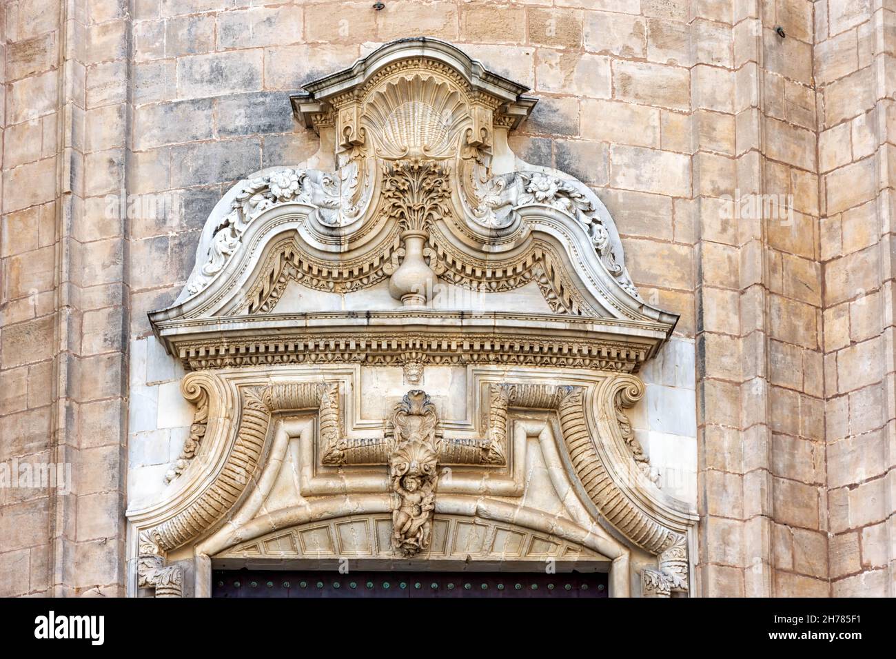 Catedral de la Santa Cruz sobre el mar y sus detalles en Cádiz, España Stock Photo