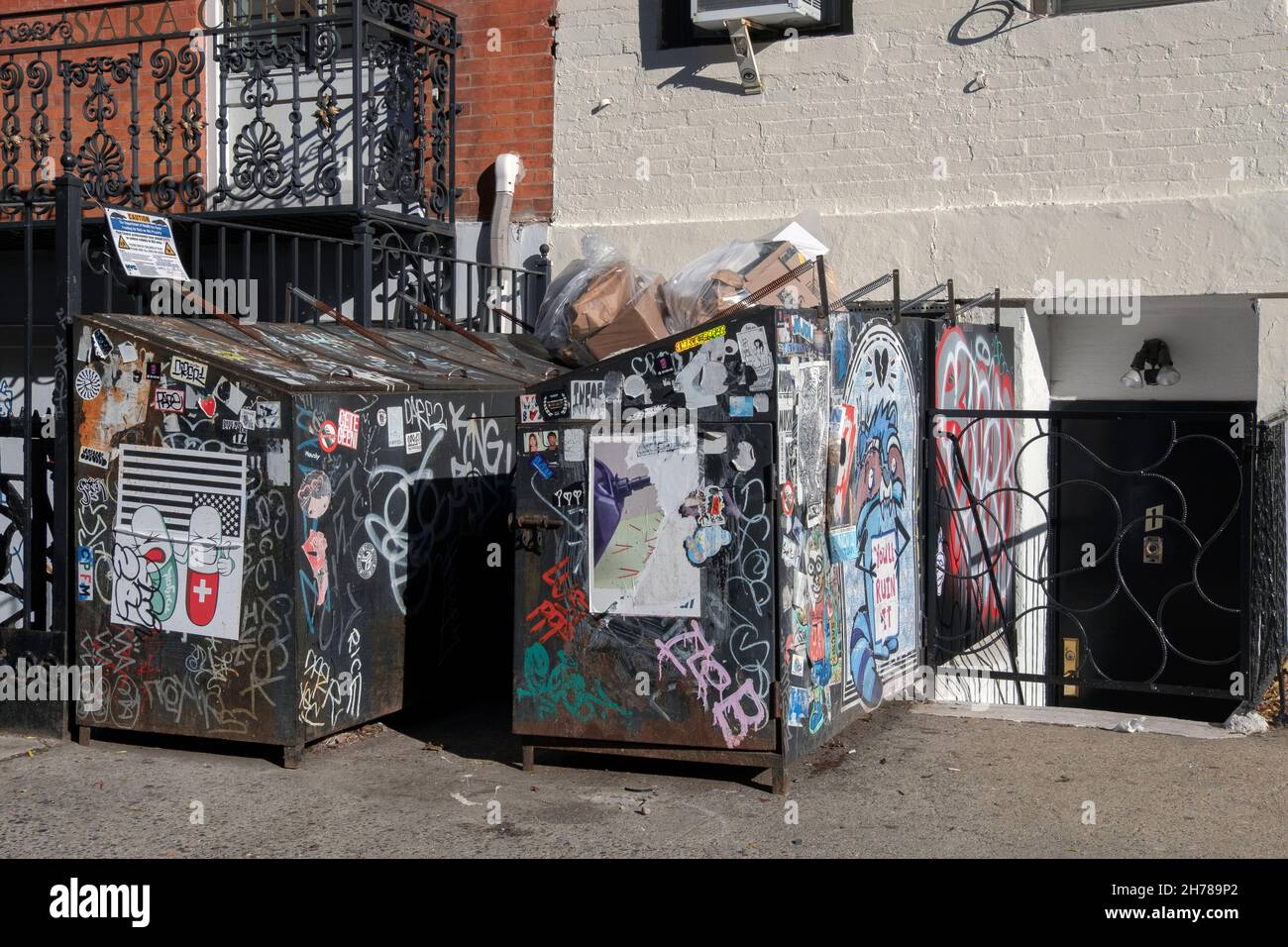 New trash cans hi-res stock photography and images - Alamy