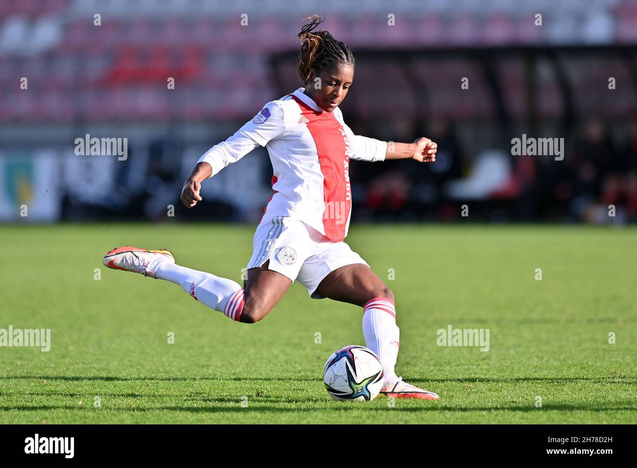 DUIVENDRECHT, NETHERLANDS - NOVEMBER 21: Liza van der Most of Ajax during the Women's Pure Energie Eredivisie match between Ajax and SBV Excelsior at the Sportcomplex de Toekomst on November 21, 2021 in Duivendrecht, Netherlands (Photo by Patrick Goosen/Orange Pictures) Stock Photo