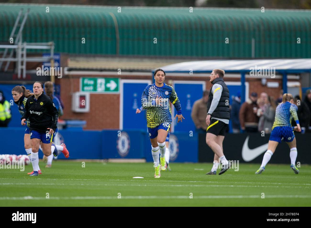 London, UK. 21st Nov, 2021. LONDON, UK. NOVEMBER 21ST : Chelsea squad warms up during the 2021-22 FA Womens Superleague fixture between Chelsea FC and Birmingham City at Kingsmeadow. Credit: Federico Guerra Morán/Alamy Live News Stock Photo