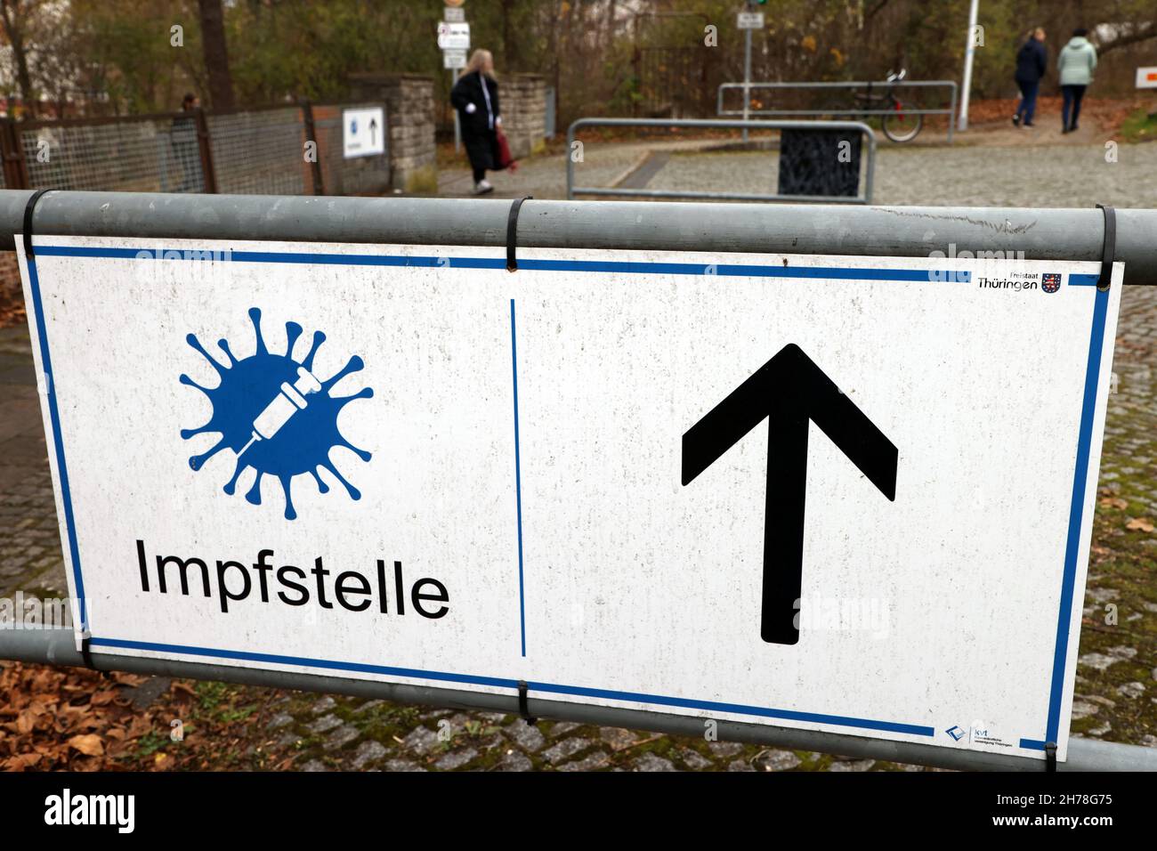 21 November 2021, Thuringia, Gera: A sign for the vaccination centre is at the entrance of a doctor's house. Today, Sunday vaccinations with an appointment took place at the vaccination centre. Photo: Bodo Schackow/dpa-zentralbild/dpa Stock Photo