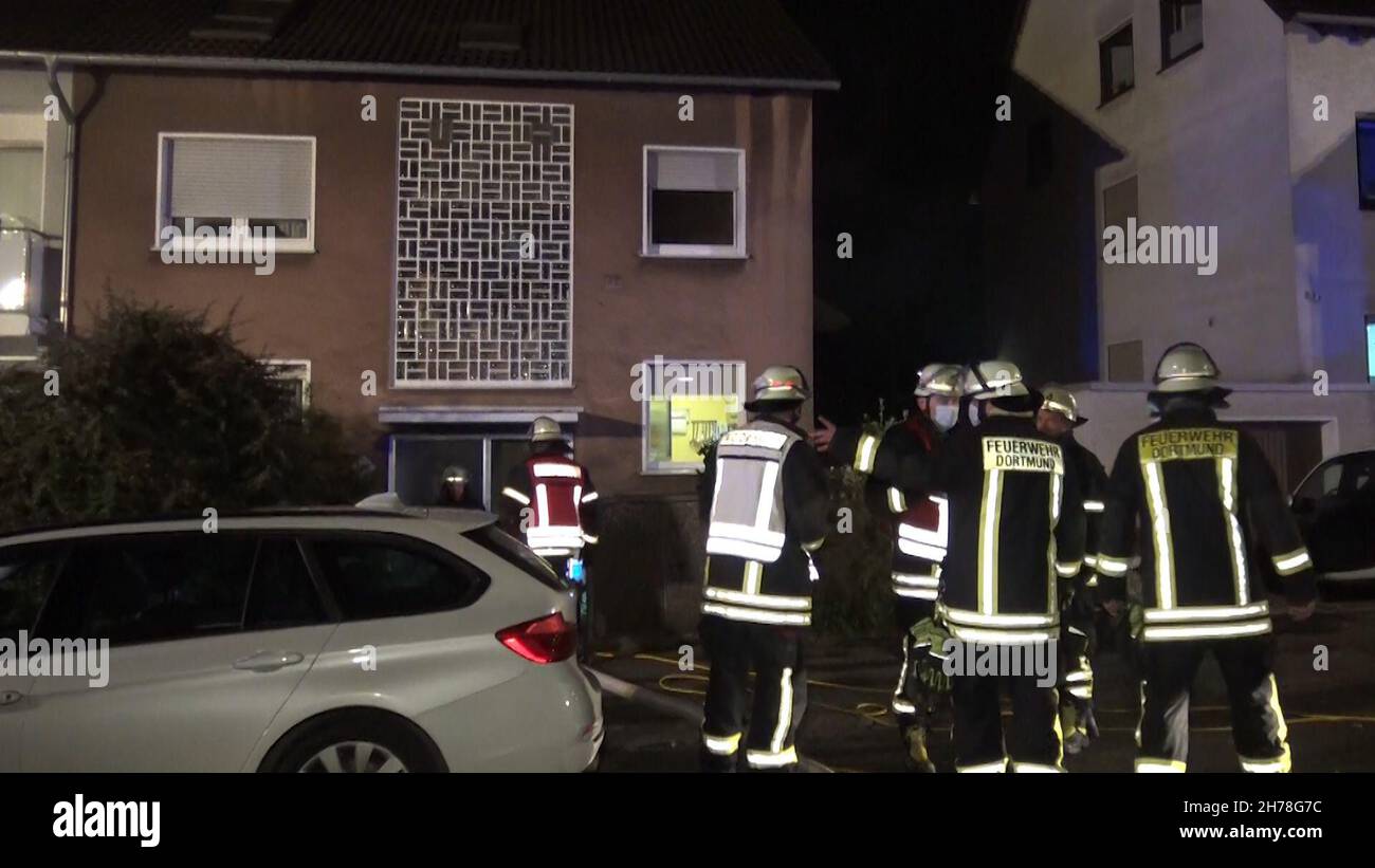 20 November 2021, North Rhine-Westphalia, Dortmund: Firefighters stand in front of a two-family house in the Berghofen district during firefighting operations. German rock'n'roll musician Ted Herold died in an apartment fire on the first floor of the building. Another 48-year-old person died with him. Police and fire department did not give any information about his identity at first. Herold was 79 years old. Photo: Markus Wüllner/Video-Line TV/dpa Stock Photo