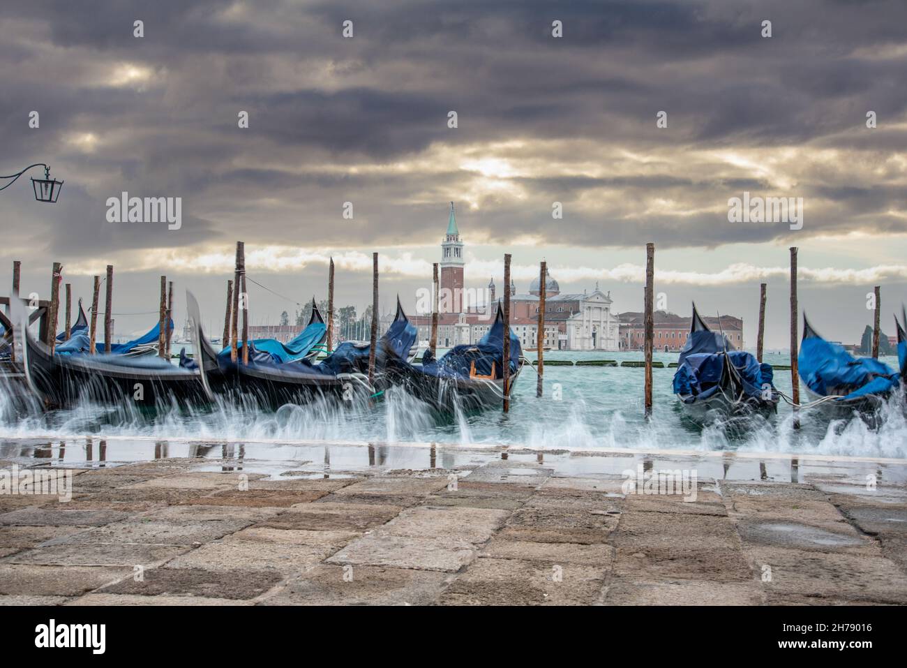 Venice gondola splash hi-res stock photography and images - Alamy