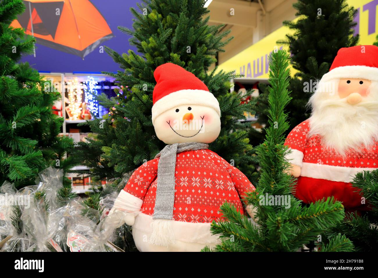 Funny 2022 Christmas Toys Christmas Winter Shop 2022, Beautiful Funny Snowmen In Red Hats. Favorite  New Year S Toys And Decorations In Store. Festive Winter Christmas Shopping  Stock Photo - Alamy