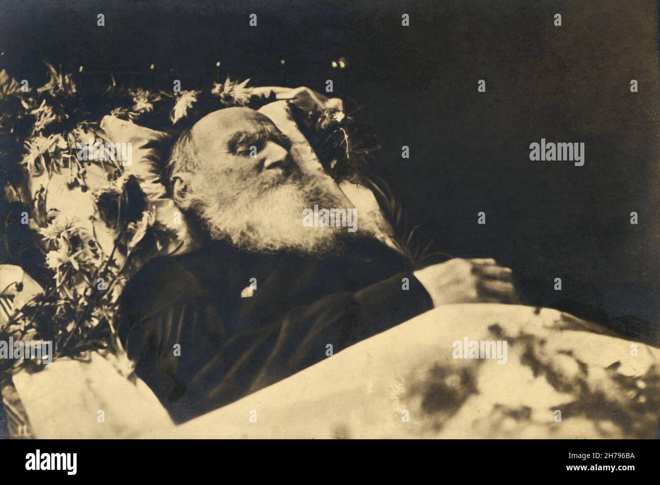 TOLSTOI Leon Nikolaievitch sur son lit de mort. - Date: 19101107 ©Archives-Zephyr/Opale.photo Stock Photo
