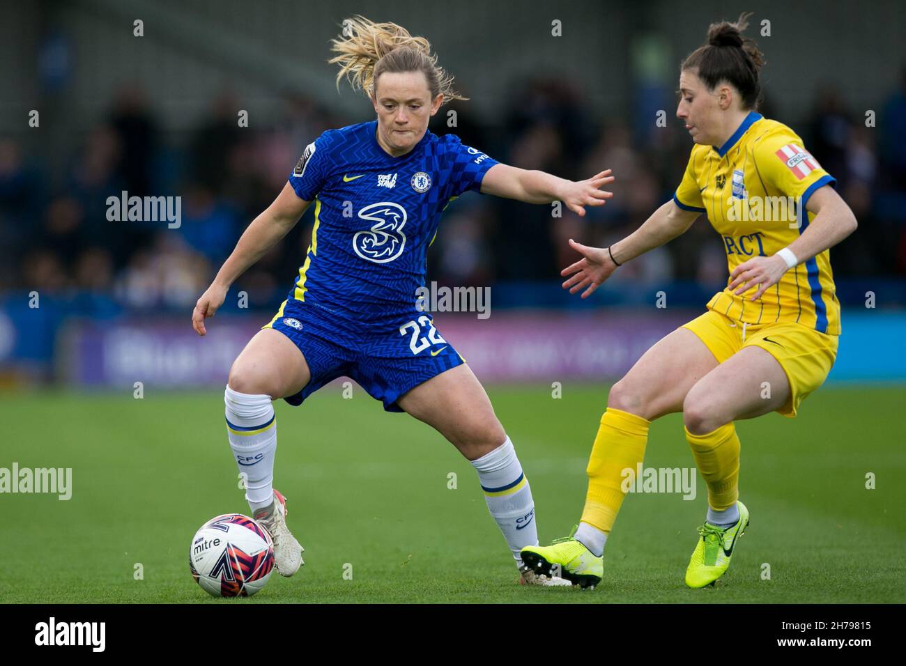 London, UK. 21st Nov, 2021. LONDON, UK. NOVEMBER 21ST : Erin Cuthbert of Chelsea FC controls the ball during the 2021-22 FA Womens Superleague fixture between Chelsea FC and Birmingham City at Kingsmeadow. Credit: Federico Guerra Morán/Alamy Live News Stock Photo