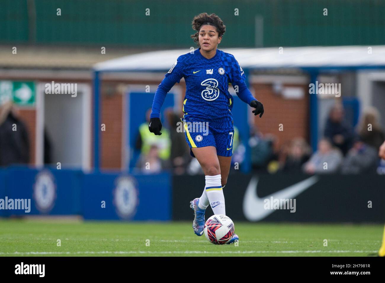 London, UK. 21st Nov, 2021. LONDON, UK. NOVEMBER 21ST : Jessica Carter of Chelsea FC controls the ball during the 2021-22 FA Womens Superleague fixture between Chelsea FC and Birmingham City at Kingsmeadow. Credit: Federico Guerra Morán/Alamy Live News Stock Photo