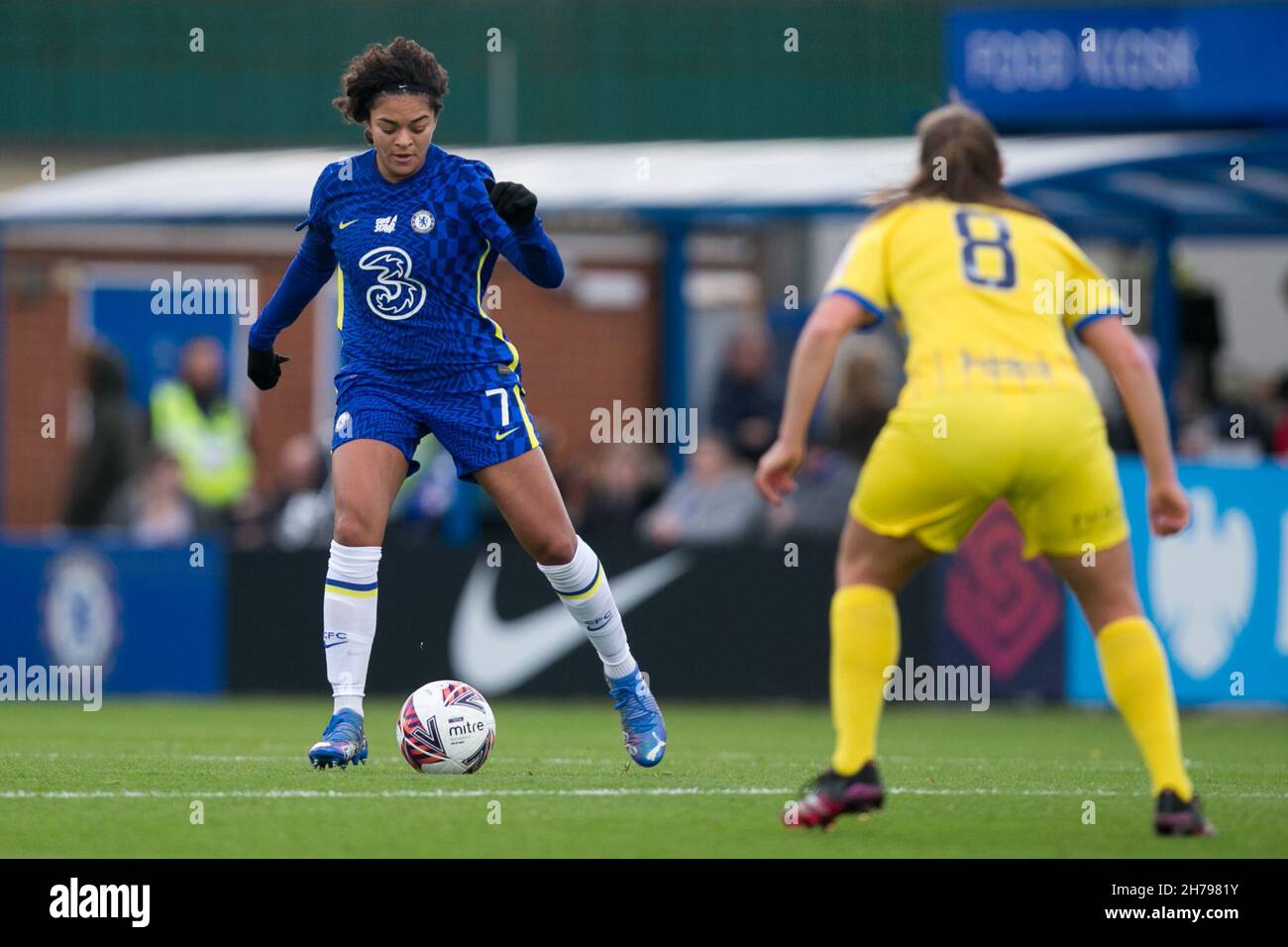 London, UK. 21st Nov, 2021. LONDON, UK. NOVEMBER 21ST : Jessica Carter of Chelsea FC controls the ball during the 2021-22 FA Womens Superleague fixture between Chelsea FC and Birmingham City at Kingsmeadow. Credit: Federico Guerra Morán/Alamy Live News Stock Photo