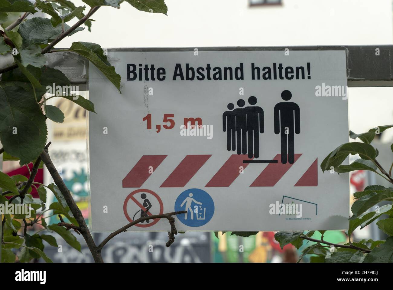 A sign asking to keep a 1,5 m distance (Bitte Abstand halten!) in German Stock Photo
