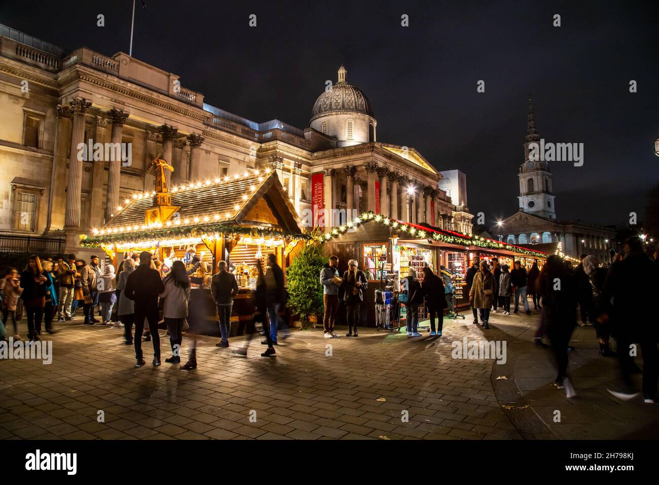 LONDON, UK - 20TH NOV 2021: Christmas markets and stalls outside the National Gallery in Trafalgar Square. Lots of people can be seen. Stock Photo