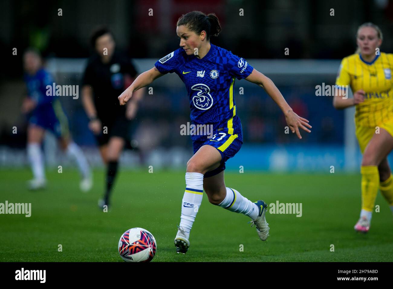 London, UK. 21st Nov, 2021. LONDON, UK. NOVEMBER 21ST : Jessie Fleming of Chelsea FC controls the ball during the 2021-22 FA Womens Superleague fixture between Chelsea FC and Birmingham City at Kingsmeadow. Credit: Federico Guerra Morán/Alamy Live News Stock Photo