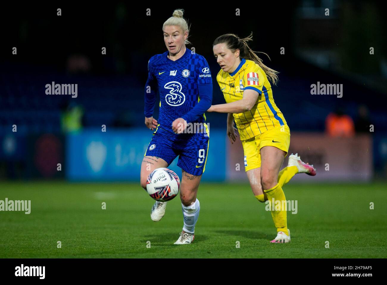 London, UK. 21st Nov, 2021. LONDON, UK. NOVEMBER 21ST : Bethany England of Chelsea FC controls the ball during the 2021-22 FA Womens Superleague fixture between Chelsea FC and Birmingham City at Kingsmeadow. Credit: Federico Guerra Morán/Alamy Live News Stock Photo