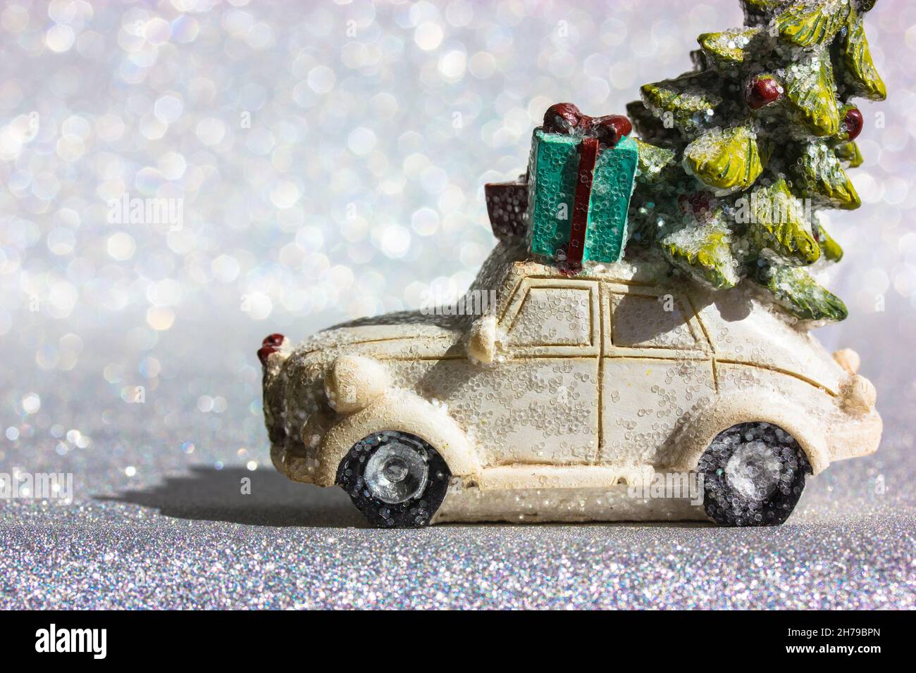 Whats Gone Wrong With Christmas Deliveries 2022 White Car With Christmas Tree On Roof. New Year 2022 Background. Gifts  Delivery Stock Photo - Alamy