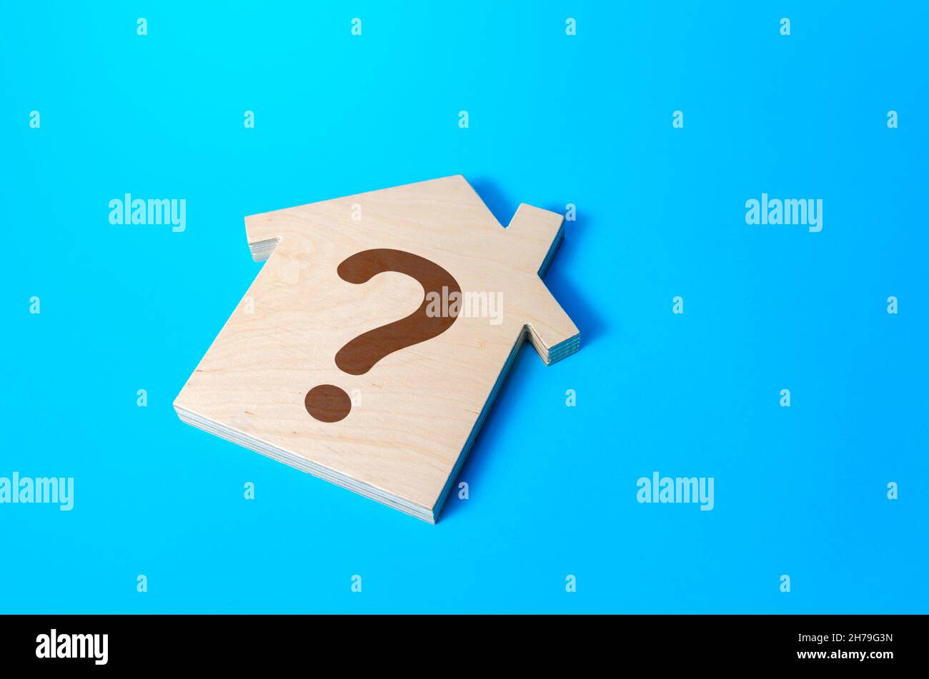 House with a question mark. Solving housing problems, deciding buy or rent  real estate. Cost estimate. Search for options, choice type of residential  Stock Photo - Alamy