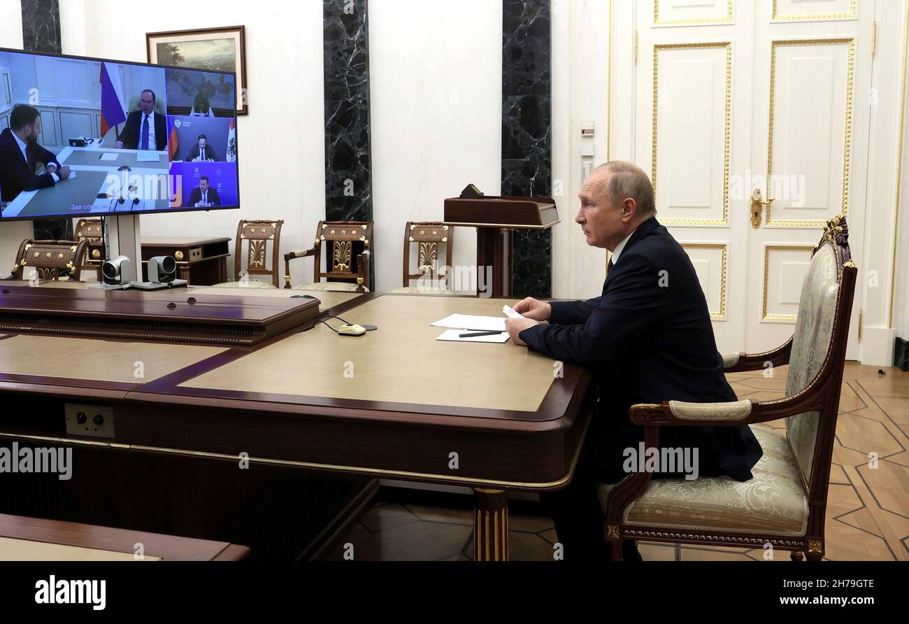 Moscow, Russia. 18 November, 2021. Russian President Vladimir Putin chairs a meeting on social issues with cabinet ministers via video conference at the Kremlin, November 18, 2021 in Moscow, Russia.  Credit: Mikhail Metzel/Kremlin Pool/Alamy Live News Stock Photo