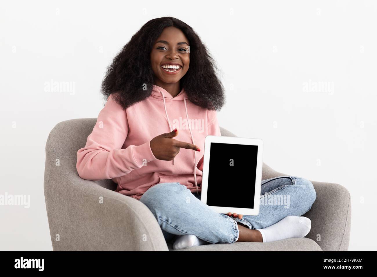 Pretty black woman showing tablet with empty screen Stock Photo - Alamy