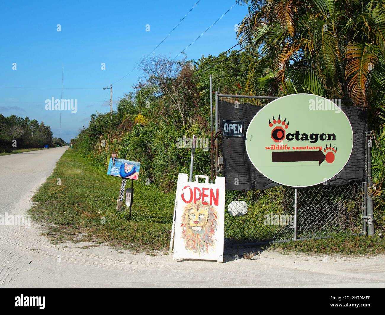 Signs at the entrance to the Octagon Wildlife Sanctuary in Punta Gorda, Florida, USA, 2020 © Katharine Andriotis Stock Photo