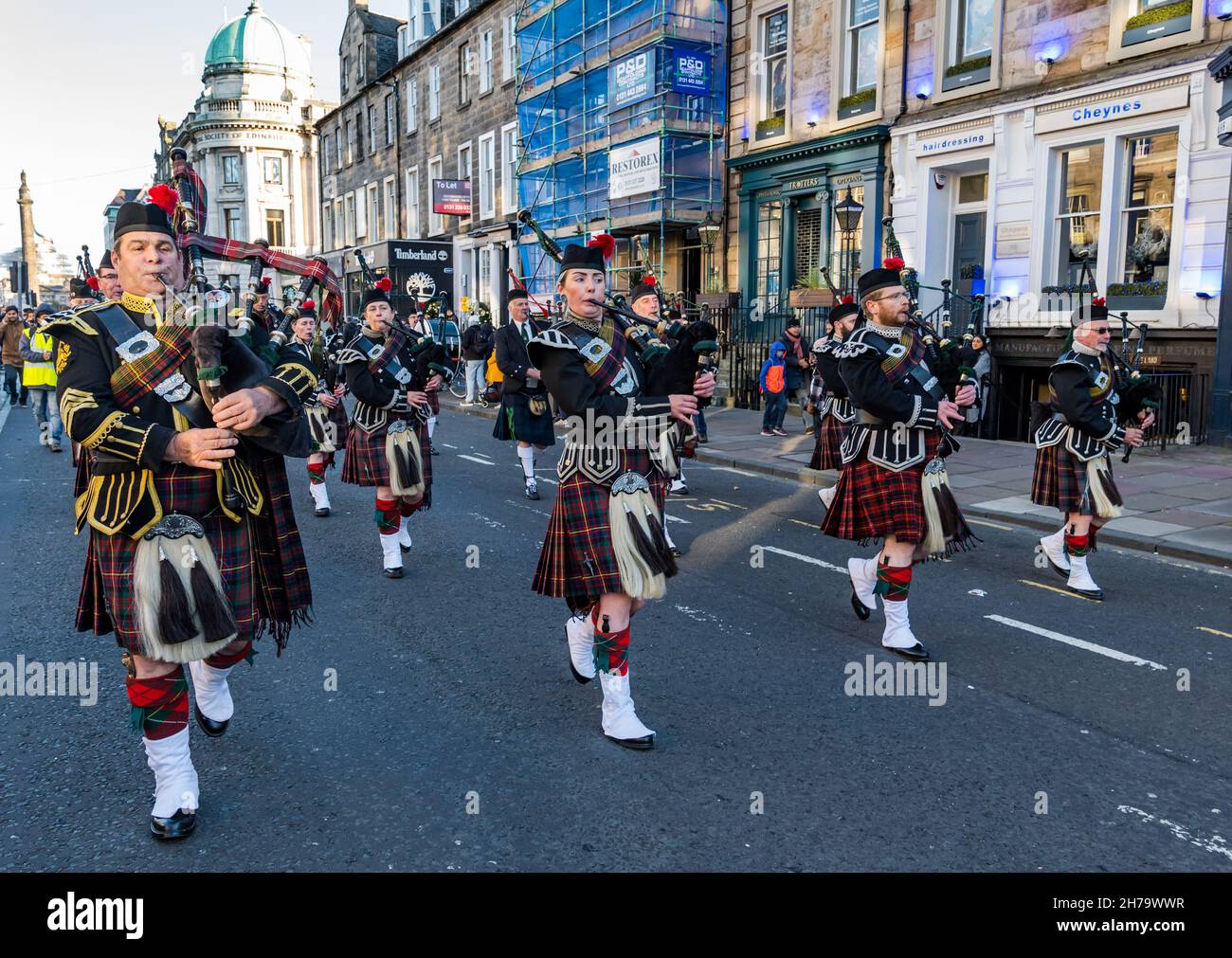 Edinburgh, Scotland, United Kingdom, 21st November 2021. Edinburgh Diwali: the multi-cultural festival parades down George Street with a Scottish pipe band parading Stock Photo