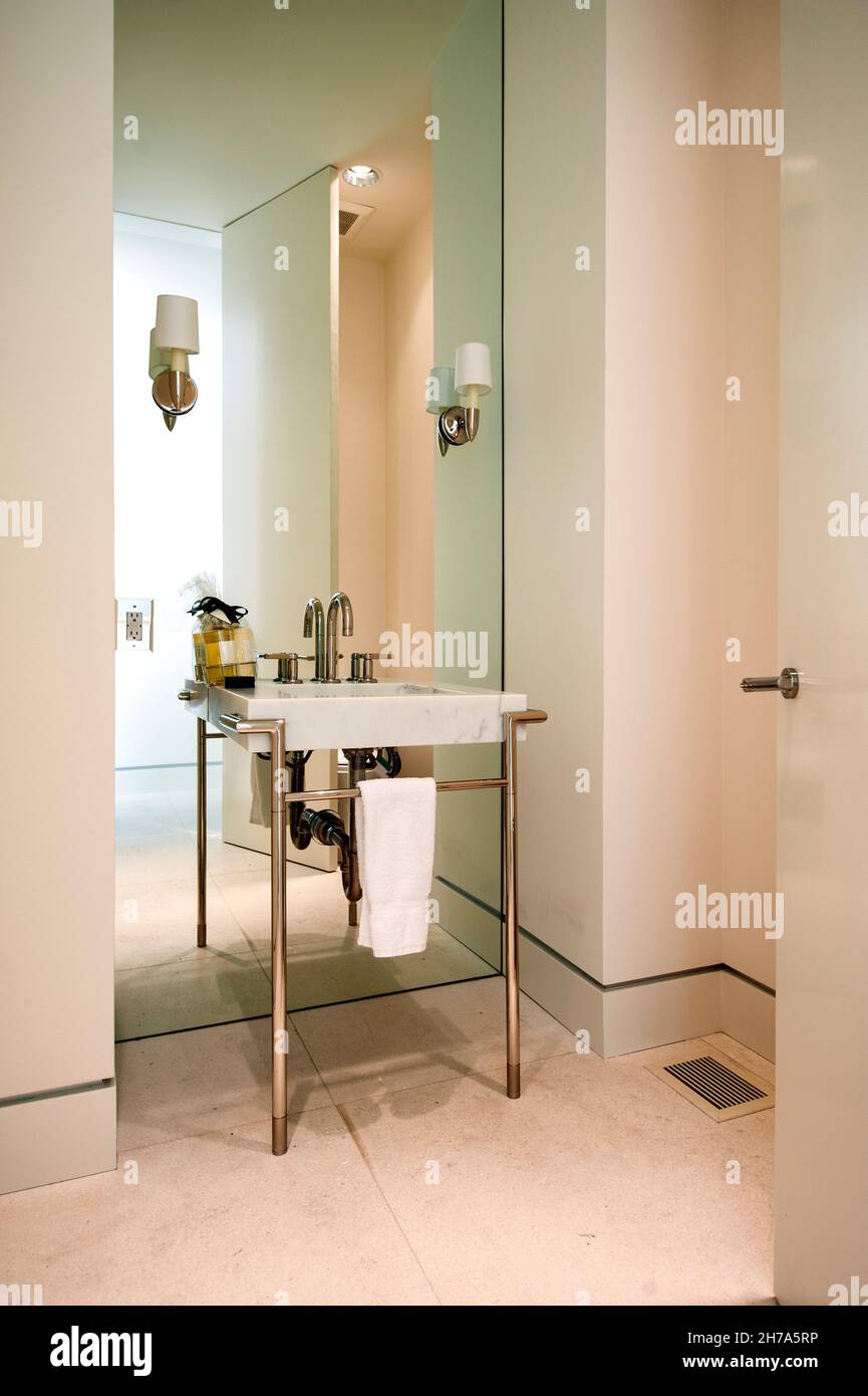 New pedestal hi-res stock photography and images - Alamy