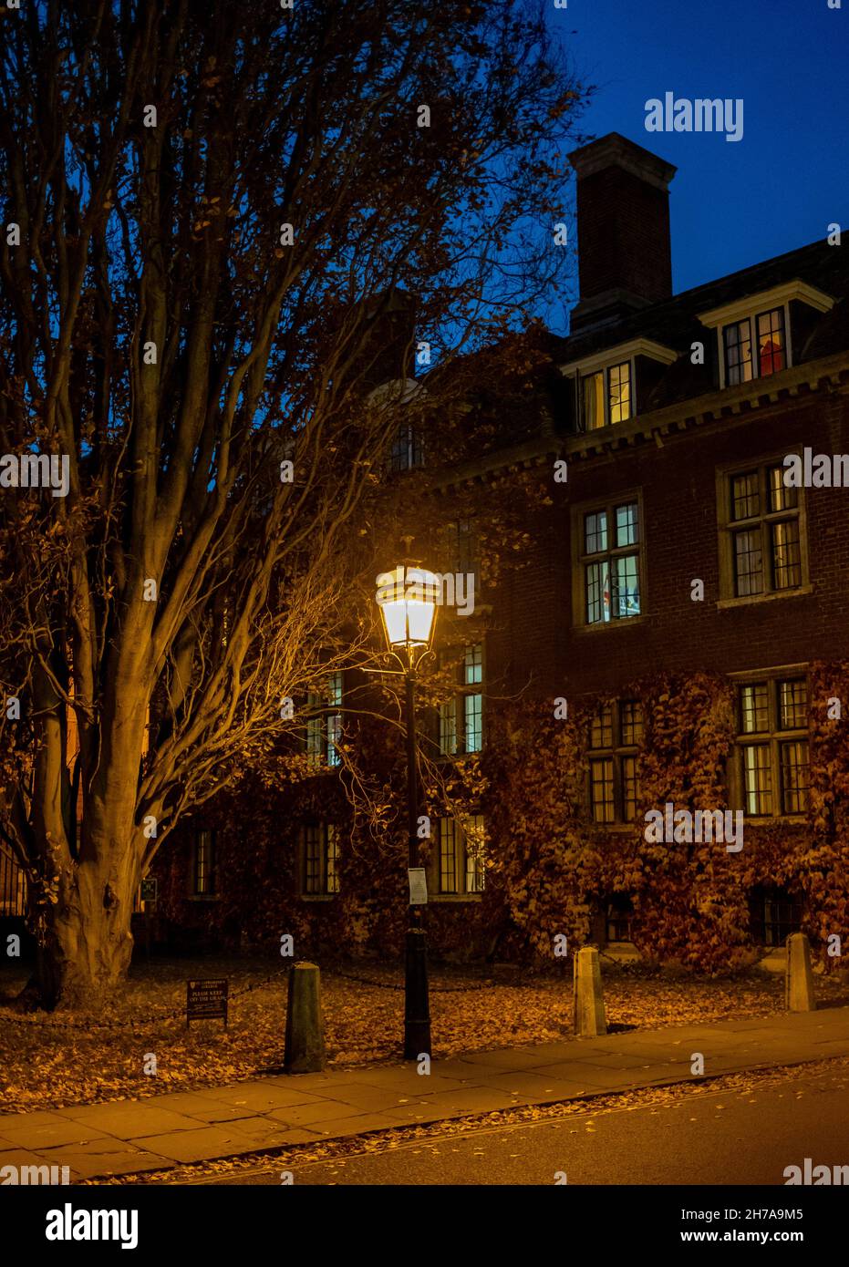 Victorian street night hi-res stock photography and images - Alamy