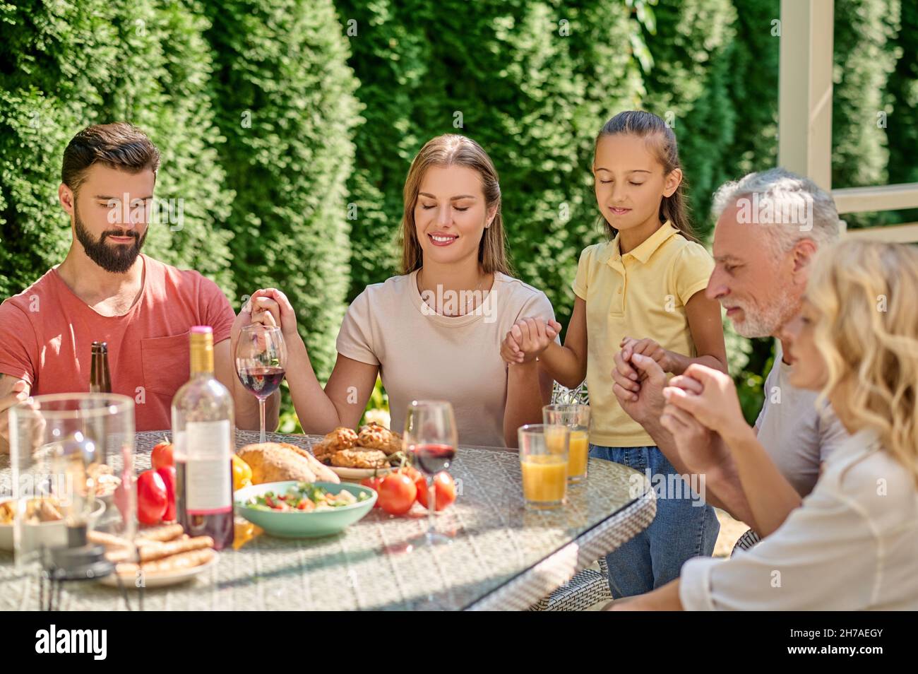Family praying dining table hi-res stock photography and images - Alamy