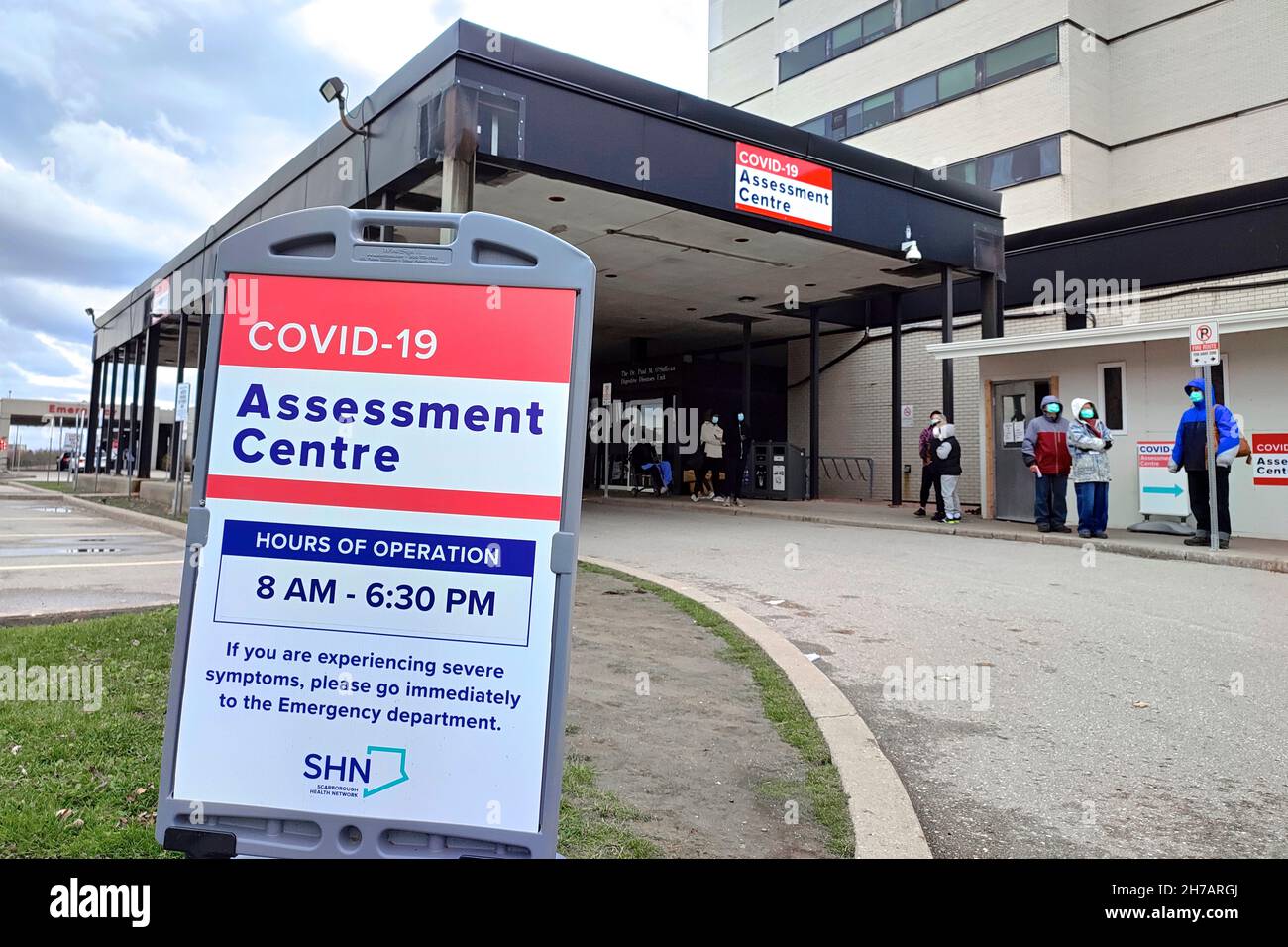 Toronto, Ontario, Canada - 11/18/2021: Sign to show direction to the Covid-19 Assessment Centre Stock Photo