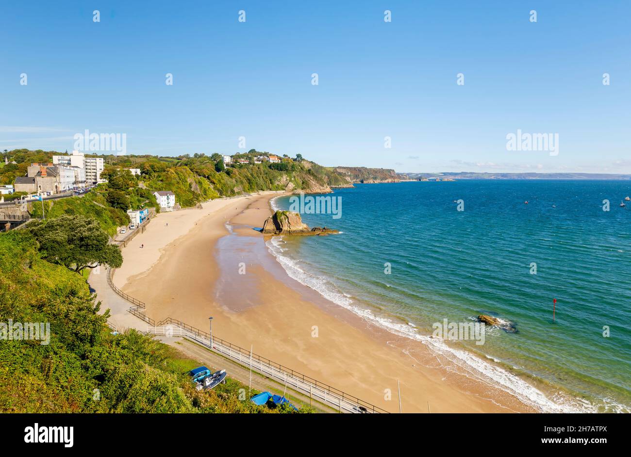 North Beach looking north from Tenby, a walled seaside town in Pembrokeshire, south Wales coast on the western side of Carmarthen Bay Stock Photo