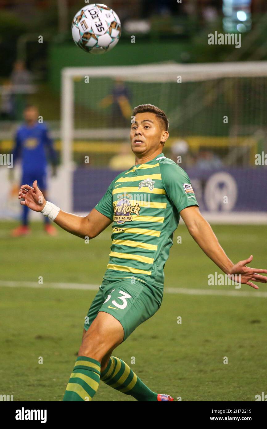 St. Petersburg, United States. 10th June, 2022. St. Petersburg, FL: Tampa  Bay Rowdies goalkeeper Aaron Guillen (33) heads the ball during a USL  soccer game against the New Mexico United, Saturday, April