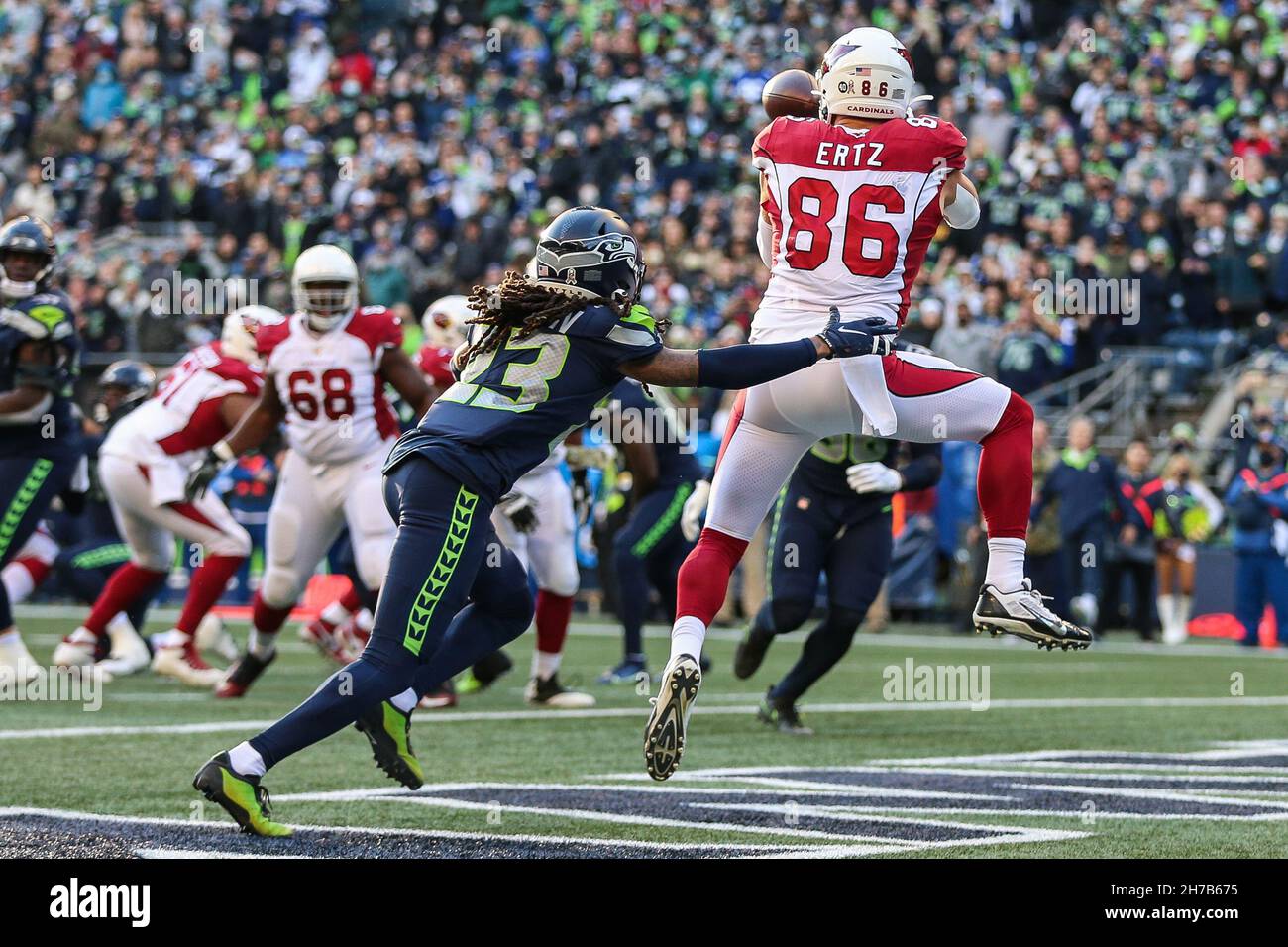 Seattle, USA. Seattle, WA, USA. 21st Nov, 2021. Arizona Cardinals tight end Zach Ertz (86) beats Seattle Seahawks defensive back Sydney Jones (23) and catches a touchdown during a game between the Arizona Cardinals and Seattle Seahawks at Lumen Field in Seattle, WA. The Cardinals won 23-13. Sean BrownCSM/Alamy Live News Credit: Cal Sport Media/Alamy Live News Stock Photo