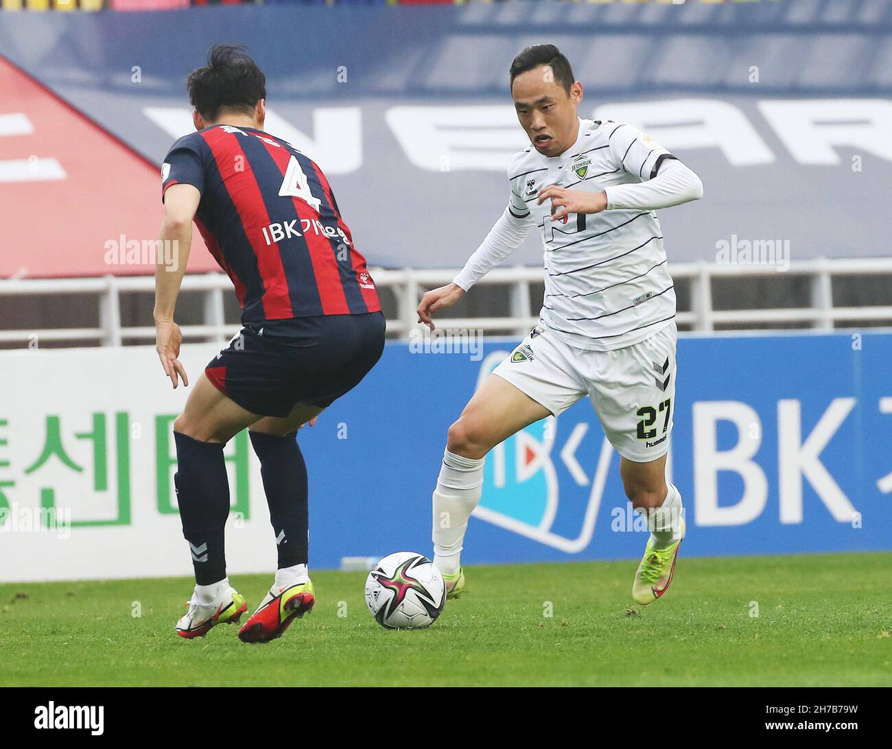 22nd Nov 21 Moon Sun Min In Action Suwon Fc Football Player Moon Sun Min R Dribbles The Ball During A K League 1 Match Against Jeonbuk Hyundai Motor In Suwon 46 Kilometers South Of