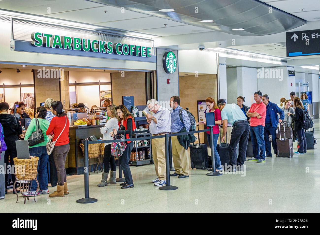 miami-floridainternational-airport-miainside-interior-terminal-gatestarbucks-coffee-counter-long-line-queue-customers-ordering-waiting-2H7B826.jpg