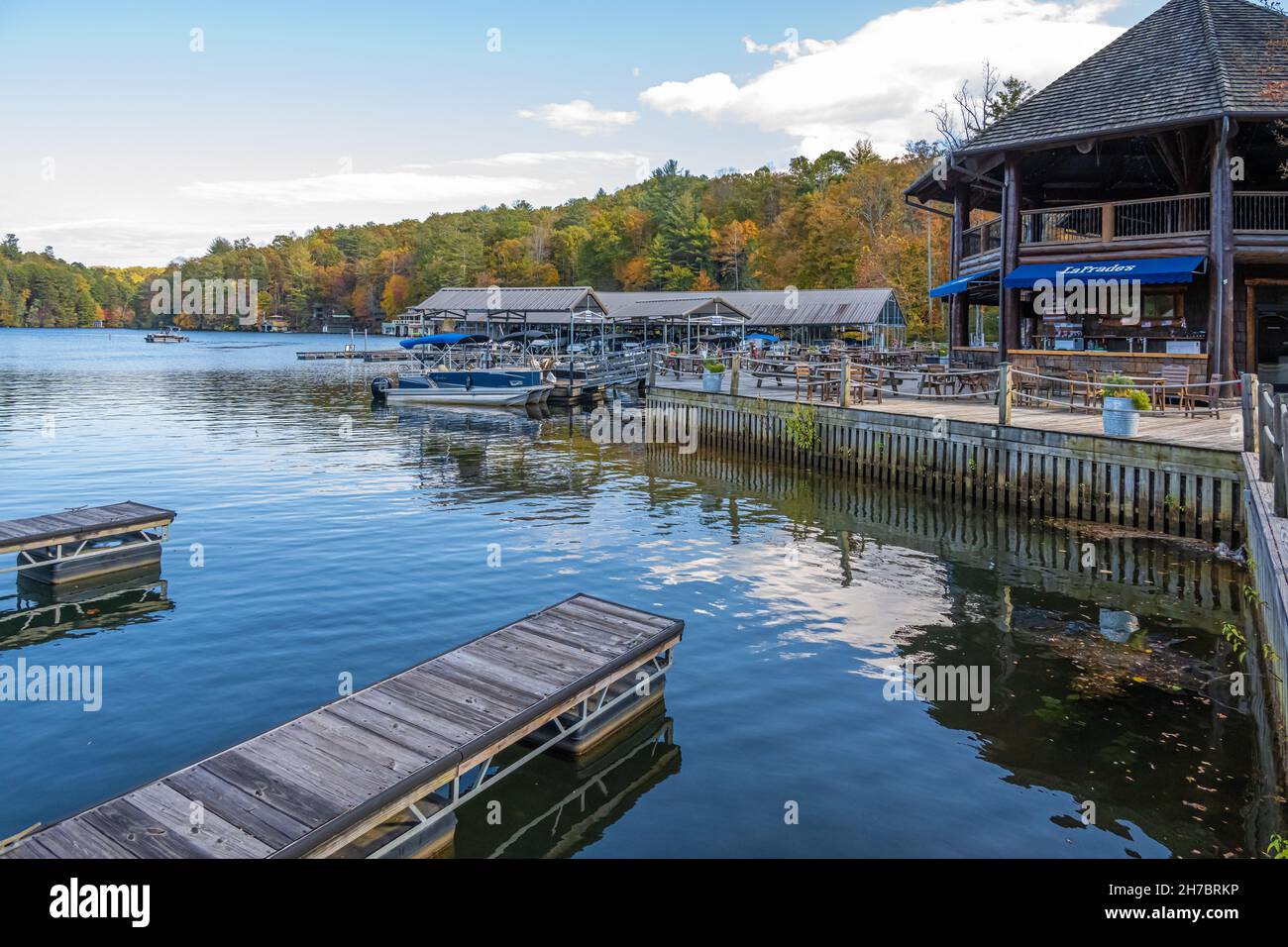 Boat docks and outdoor dining area at LaPrade's Marina on Lake Burton in Rabun County, Georgia. (USA) Stock Photo