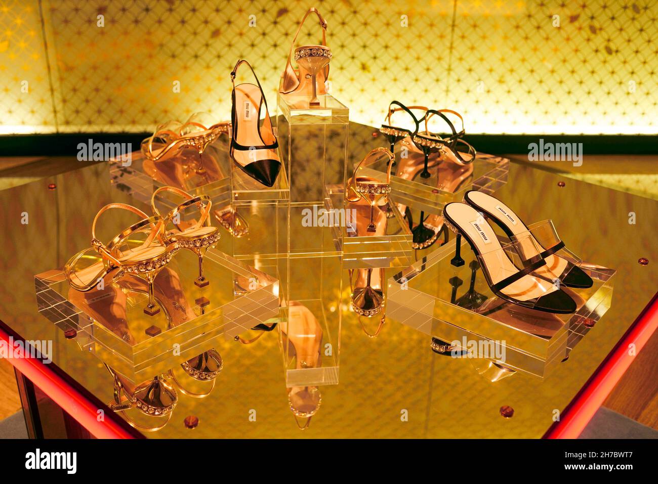 UNITED ARAB EMIRATES, DUBAI, LUXURIUS SHOES IN THE SHOPPING CENTER OF DUBAI MALL Stock Photo Alamy