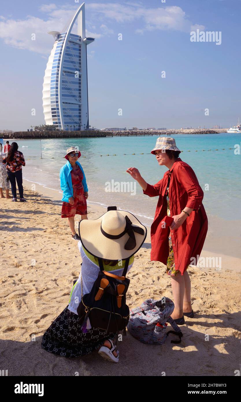 UNITED ARAB EMIRATES, DUBI, TOURISTS FROM CHINA IN FRONT OF THE HOTEL BURJ AL ARAB, 7 STARS Stock Photo