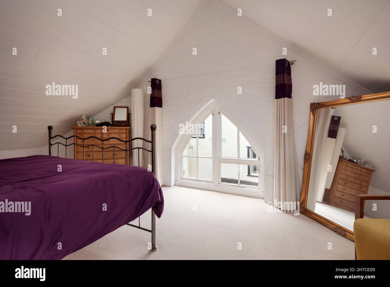 Interior with purple walls hi-res stock photography and images - Alamy