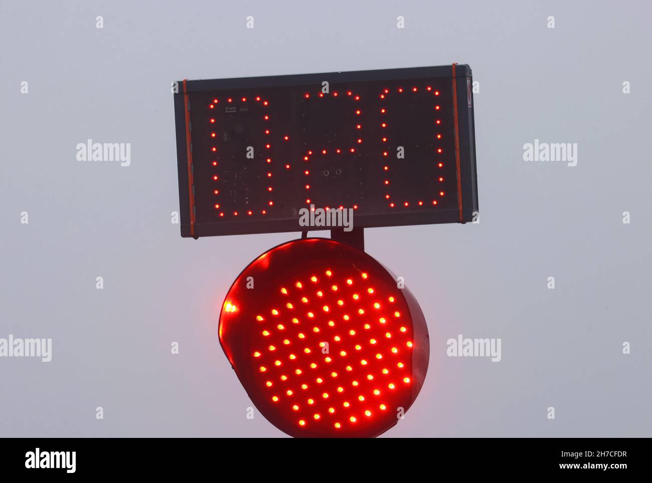 Obsteig, Austria. 22nd Nov, 2021. At a traffic light the remaining red phase is displayed with 20 seconds. For 20 days at first, Austria will go into a lockdown again from Monday due to the massive fourth Corona wave. Credit: Karl-Josef Hildenbrand/dpa/Alamy Live News Stock Photo