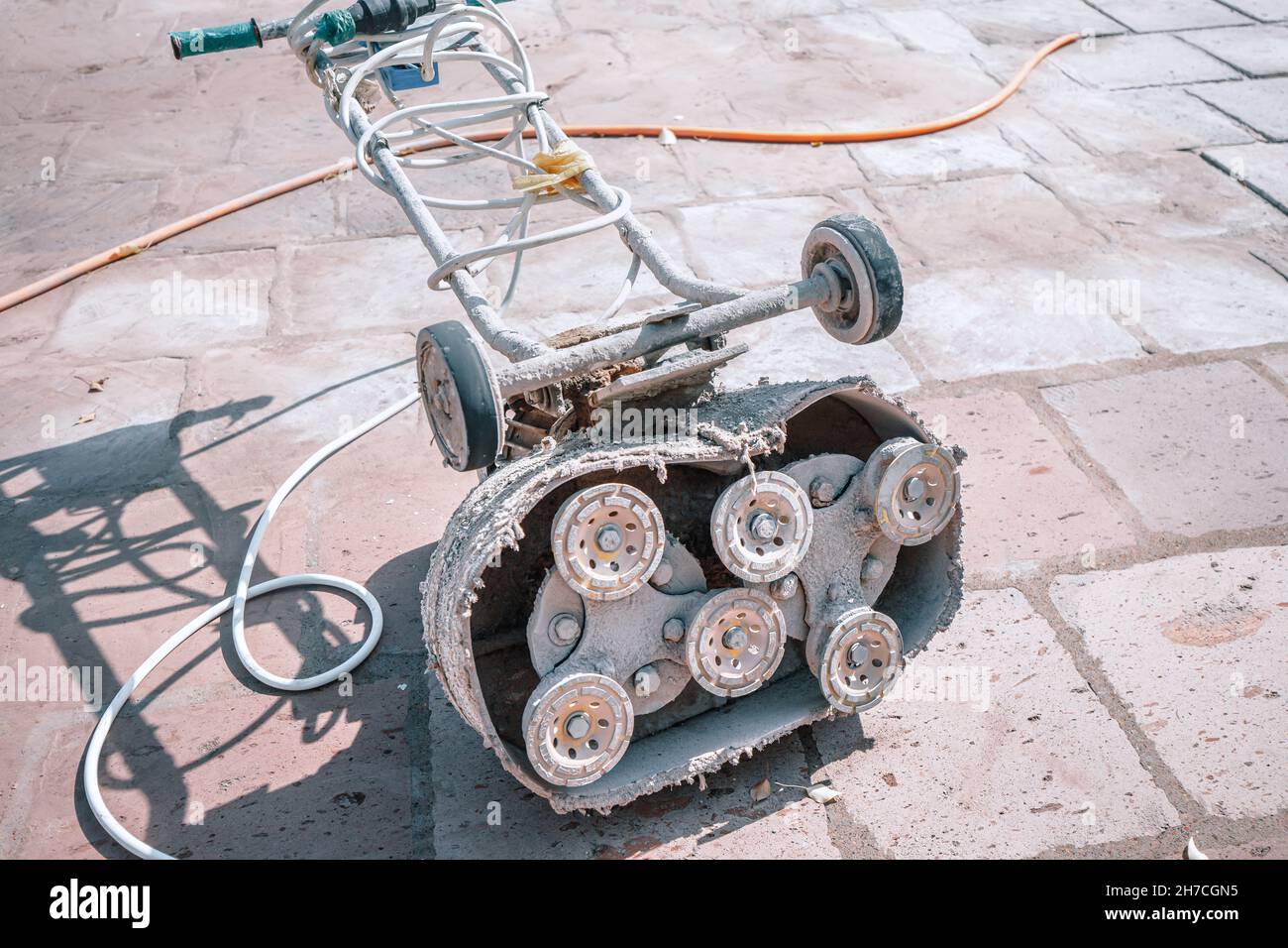 polishing machine for adhesive cleaning and leveling of cement surfaces