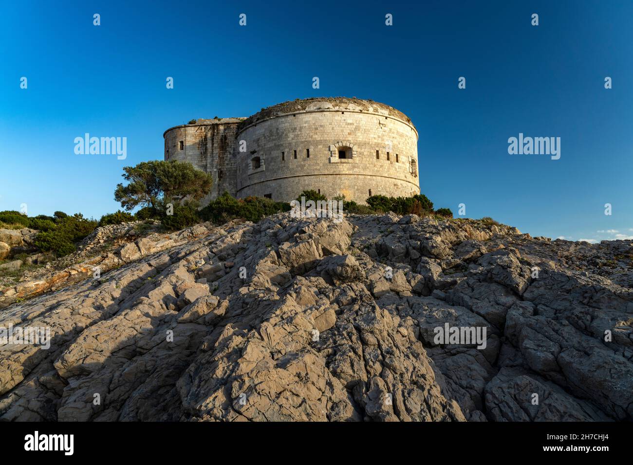 Das österreichisch-ungarische Fort Arza, Halbinsel Luštica,  Montenegro, Europa  |  Austro-Hungarian Fortress Arza, Luštica peninsula, Montenegro, Eur Stock Photo