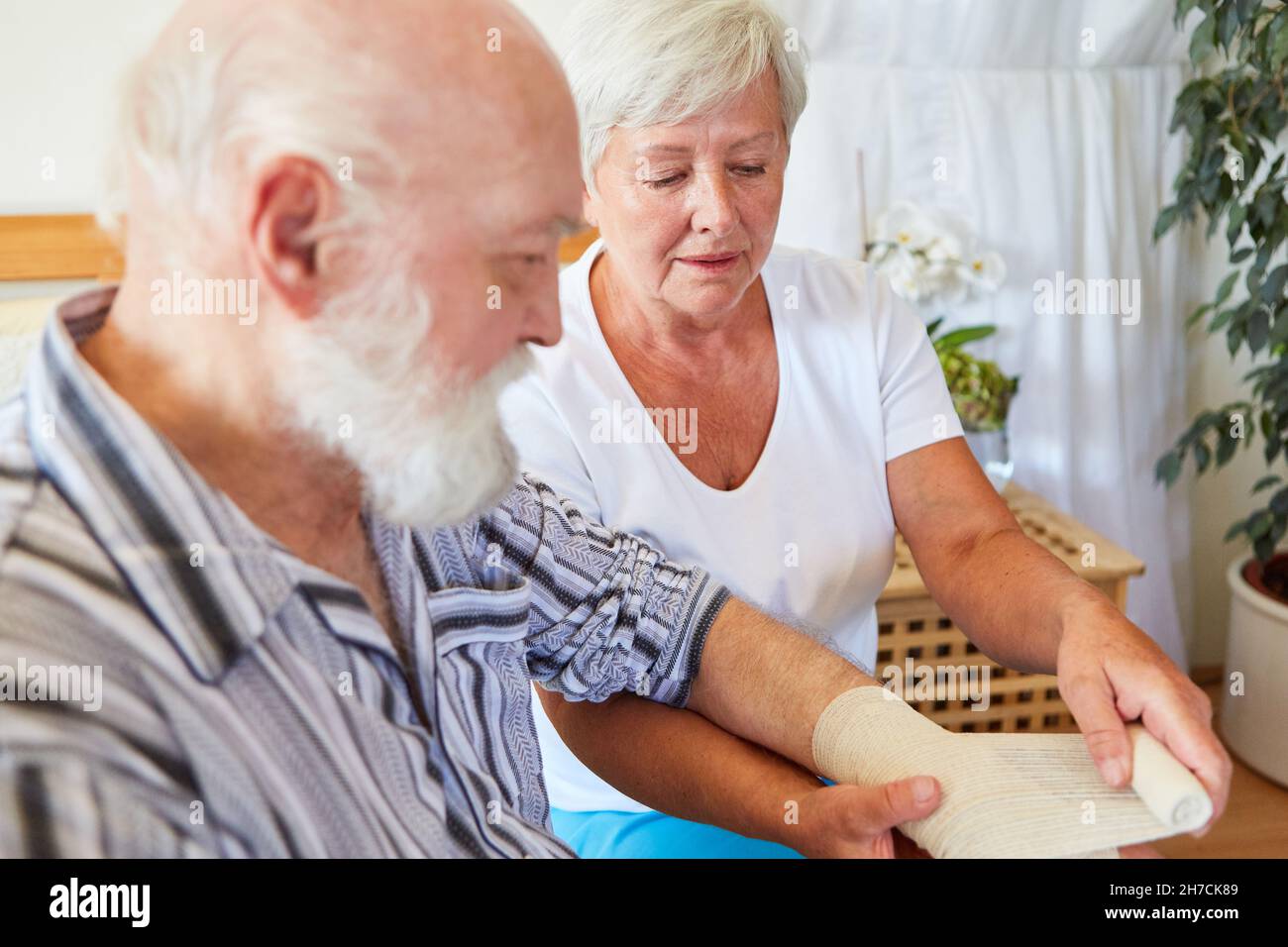 Care home staff help elderly hi-res stock photography and images - Alamy