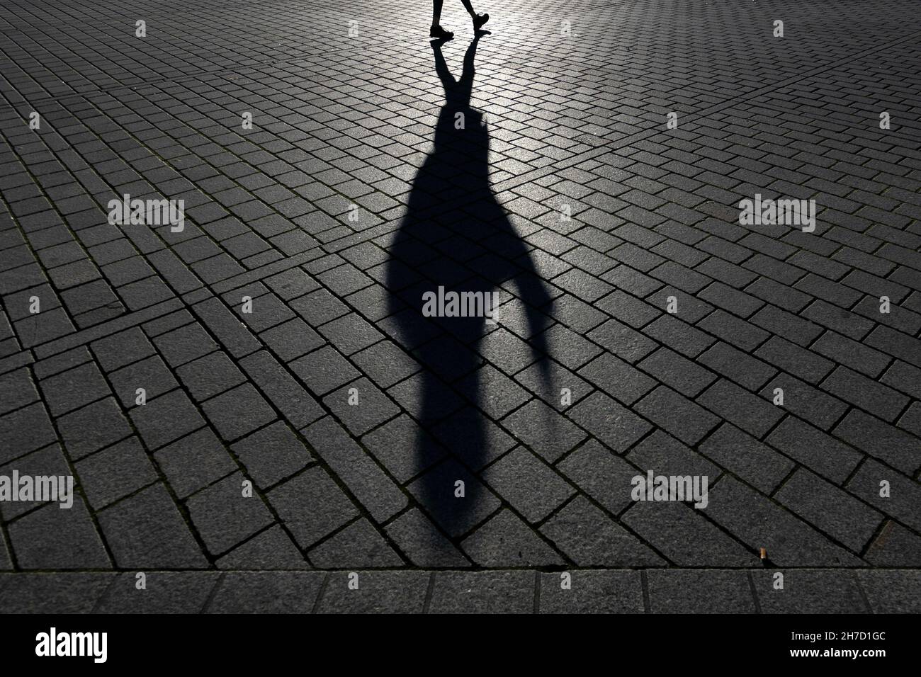 Berlin, Deutschland. 22nd Nov, 2021. The silhouette of a pedestrian