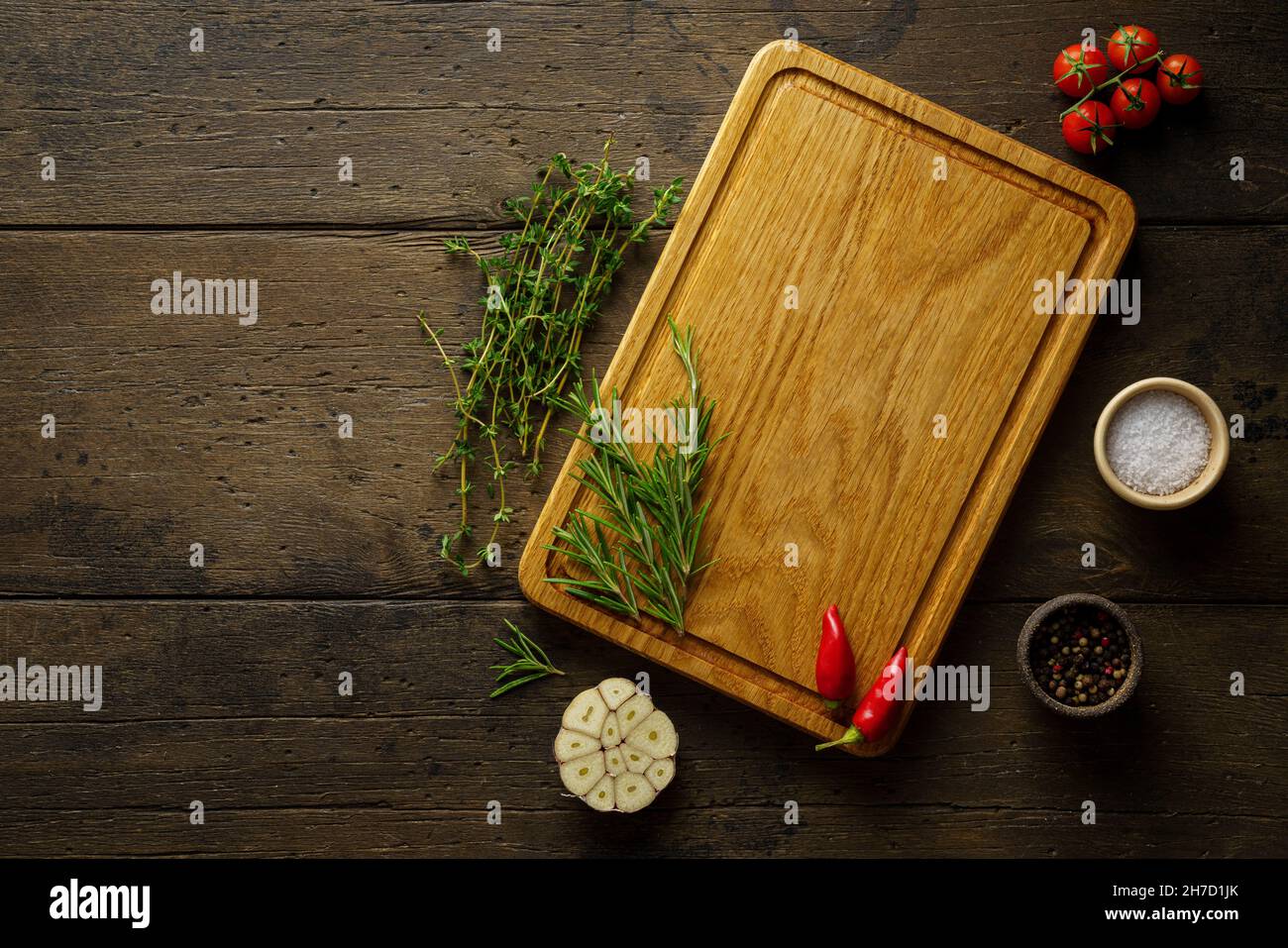 Wooden chopping board. Food seasoning background, Spices, herbs. Recipe ...