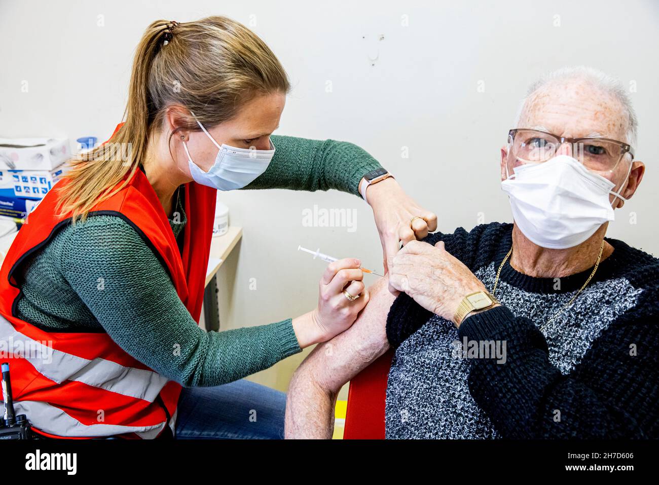 The Hague, The Netherlands. 22nd Nov, 2021. People above 80 receive their Covid-19 booster vaccine from Moderna in The Hague, The Netherlands, 22 november 2021. Credit: Patrick van Katwijk//dpa/Alamy Live News Stock Photo