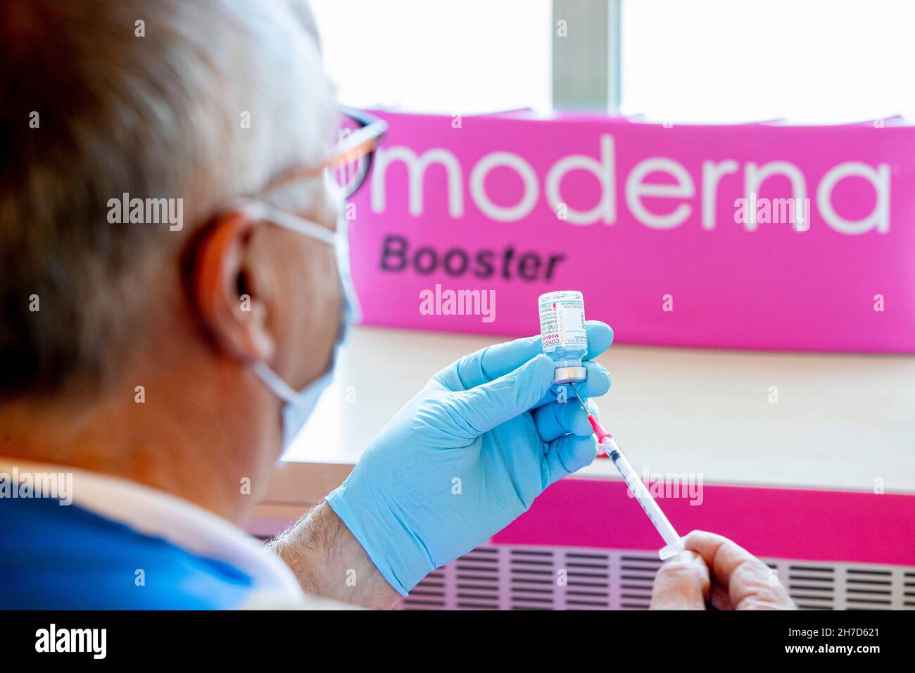 The Hague, The Netherlands. 22nd Nov, 2021. People above 80 receive their Covid-19 booster vaccine from Moderna in The Hague, The Netherlands, 22 november 2021. Credit: Patrick van Katwijk//dpa/Alamy Live News Stock Photo