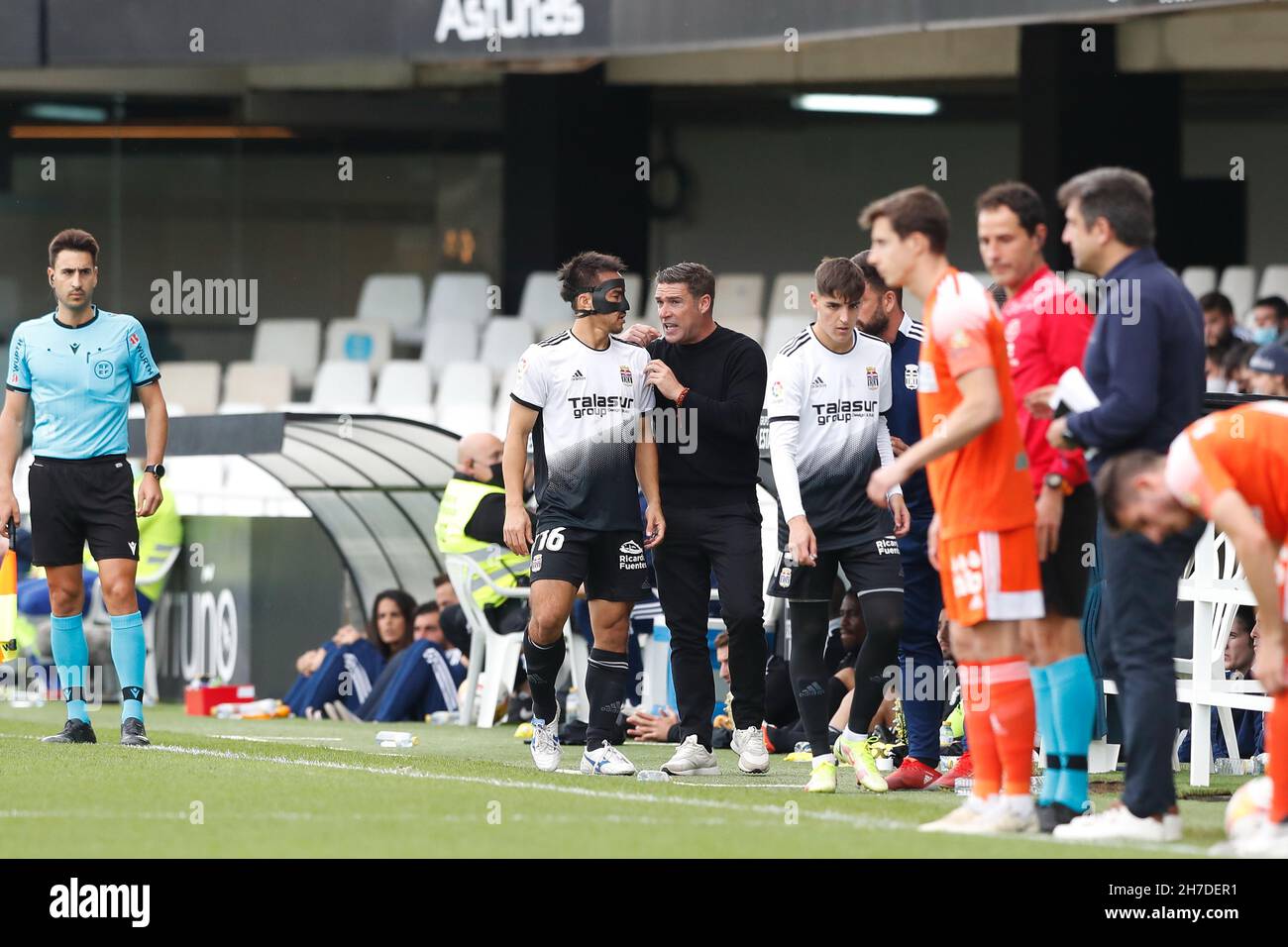 Cartagena, Spain. 21st Nov, 2021. (L-R) Shinji Okazaki, Luis Carrion (Cartagena) Football/Soccer : Spanish 'La Liga Smartbank' match between FC Cartagena 1-0 Burgos CF at the Estadio Municipal Cartagonova in Cartagena, Spain . Credit: Mutsu Kawamori/AFLO/Alamy Live News Stock Photo