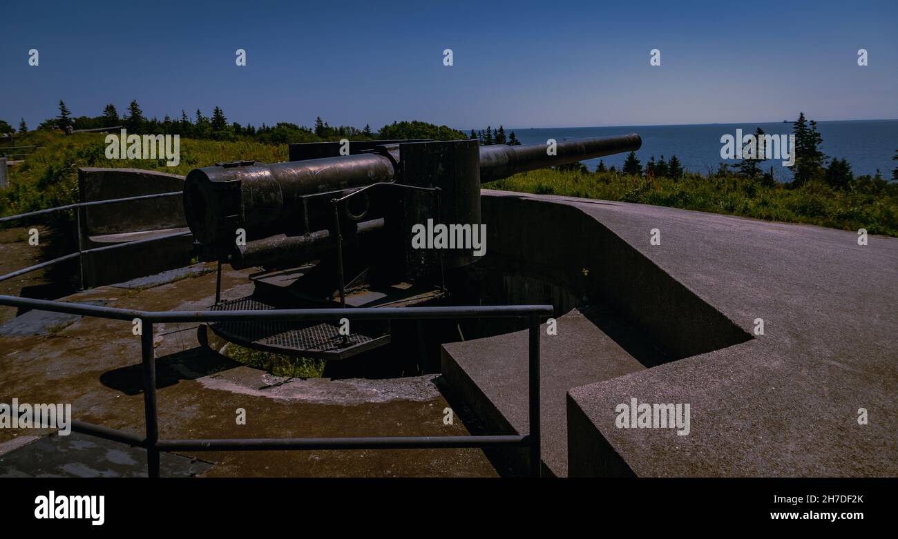 6-inch Mk VII Breechloading Gun (Serial No. l346) VS&M, 1900, in a gun emplacement at Fort McNab, facing out to sea. Stock Photo