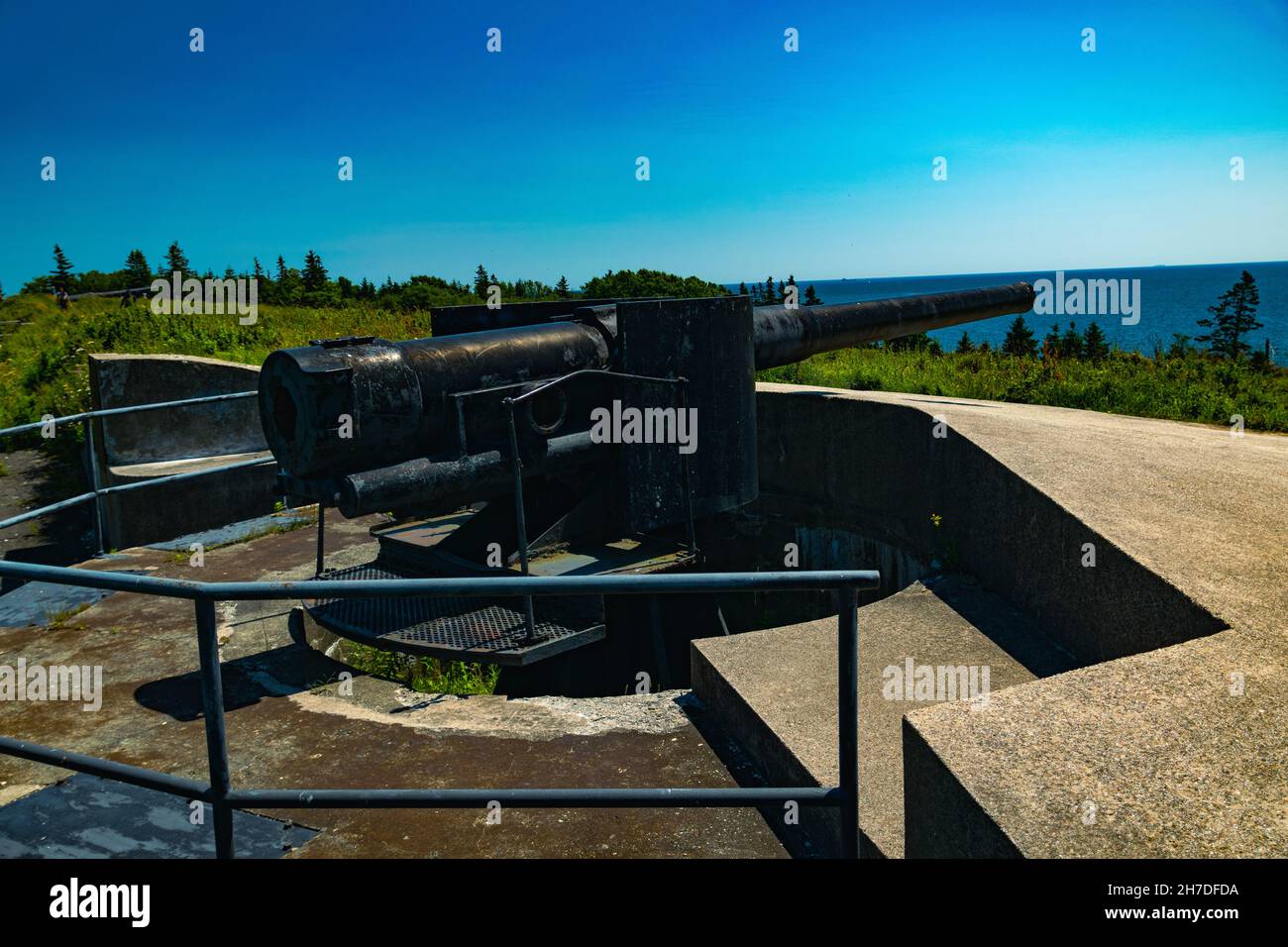6-inch Mk VII Breechloading Gun (Serial No. l346) VS&M, 1900, in a gun emplacement at Fort McNab, facing out to sea. Stock Photo