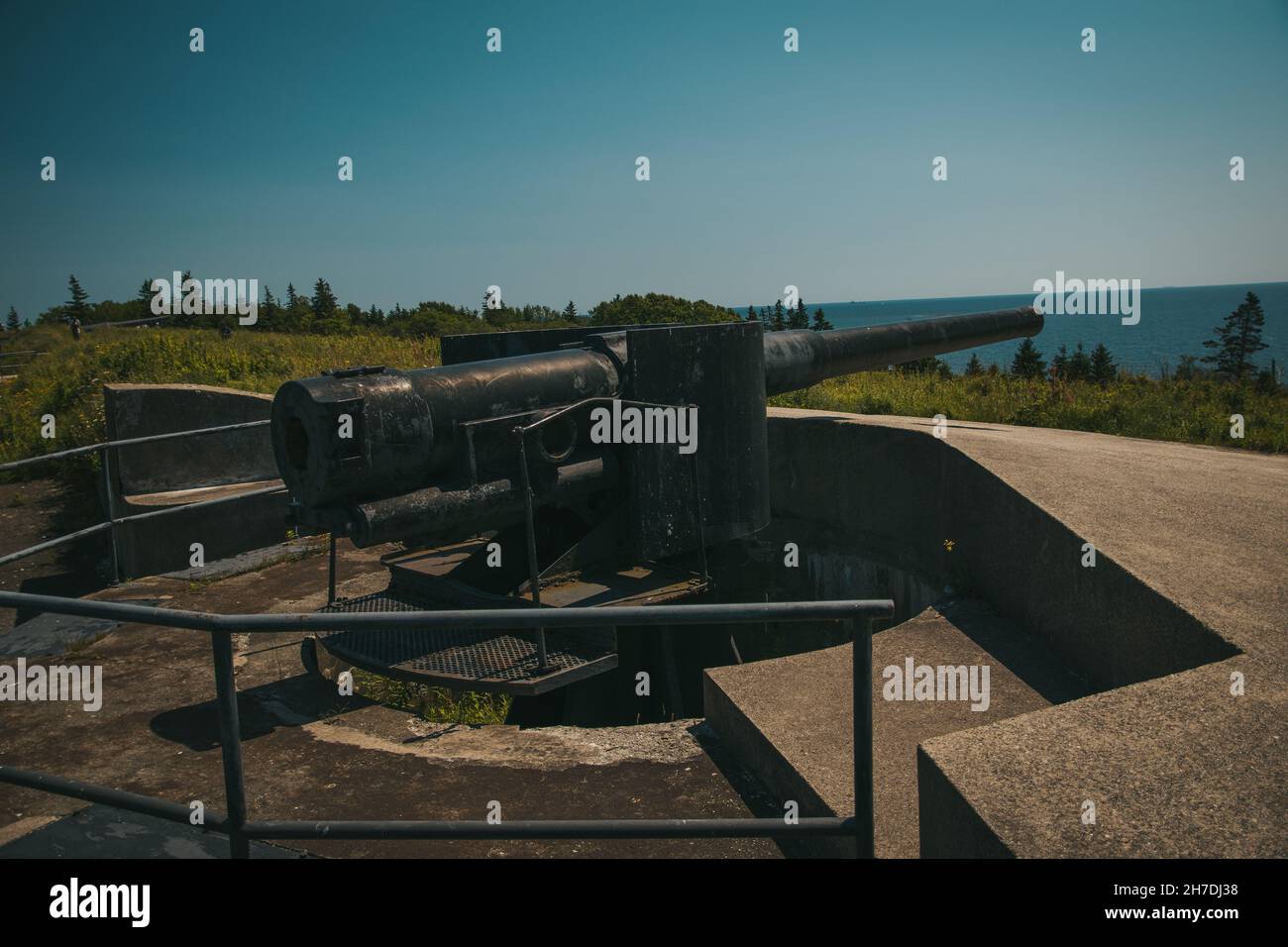 6-inch Mk VII Breechloading Gun (Serial No. l346) VS&M, 1900, in a gun emplacement at Fort McNab, facing out to sea. Stock Photo